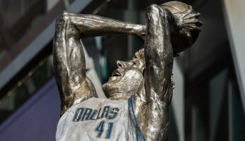 statua di dirk nowitzki a dallas