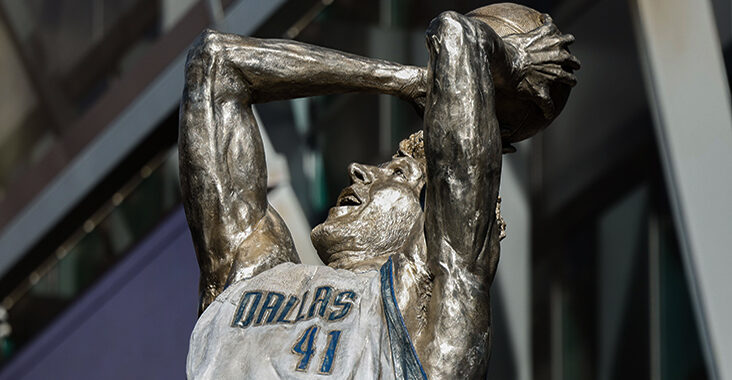 statua di dirk nowitzki a dallas